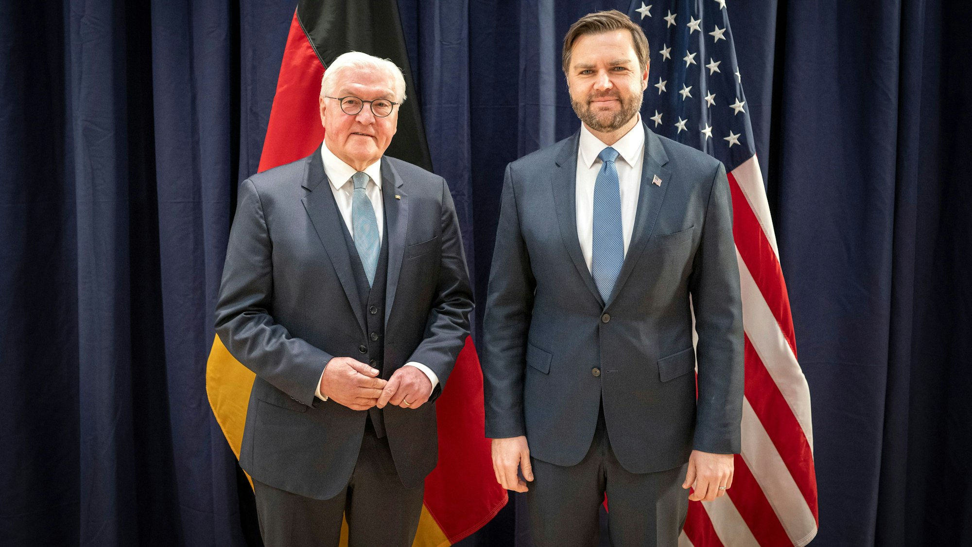 Bundespräsident Steinmeier (l) trifft auf der Münchner Sicherheitskonferenz mit US-Vizepräsident J.D. Vance zusammen.