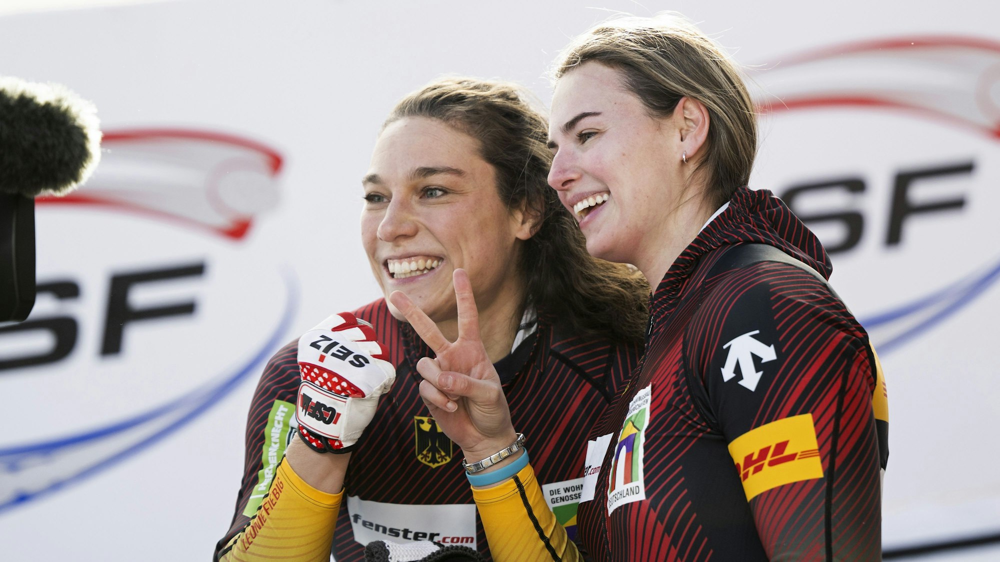 Kim Kalicki und Leonie Fiebig jubeln im Ziel beim Rennen in St. Moritz.