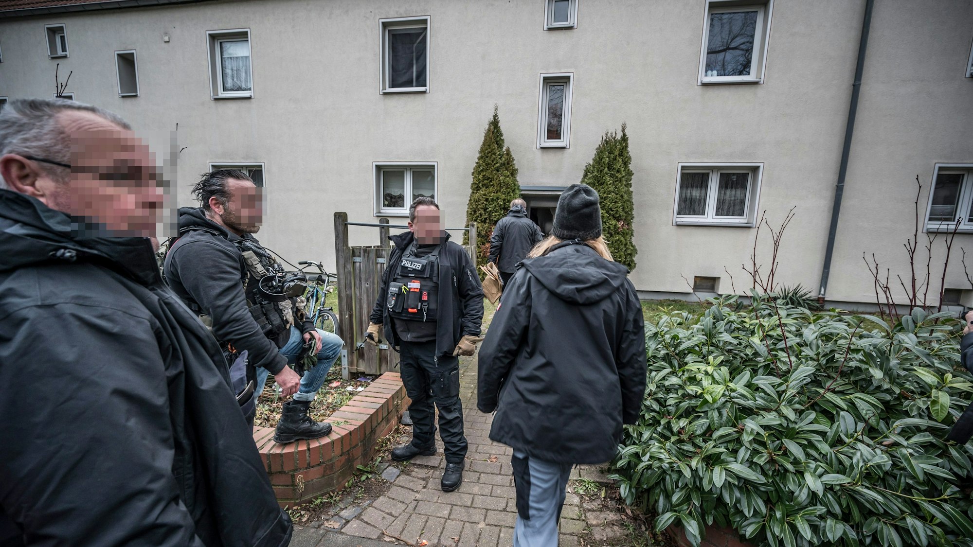 Zugriff wegen des verdachts einer Bombenbauerin, die an der rathenaustraße in einer Wohnung lebt. Foto: Ralf Krieger