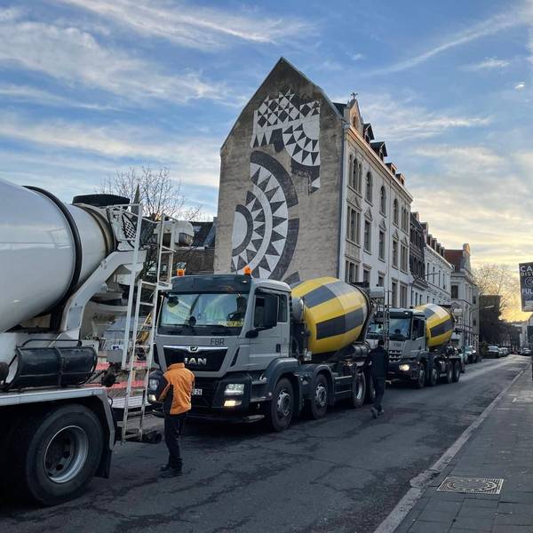 Betonmischer stehen vor einer Baustelle am Kartäuserwall in Köln.