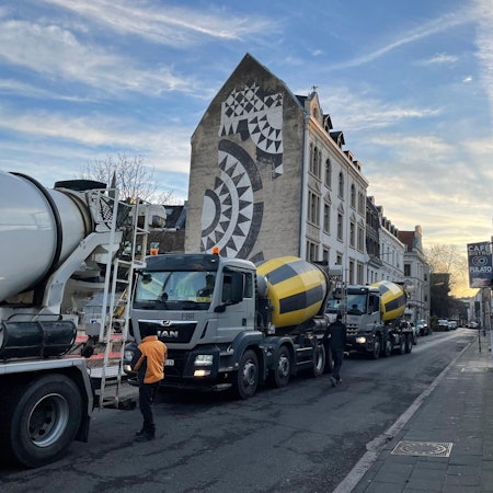 Betonmischer stehen vor einer Baustelle am Kartäuserwall in Köln.