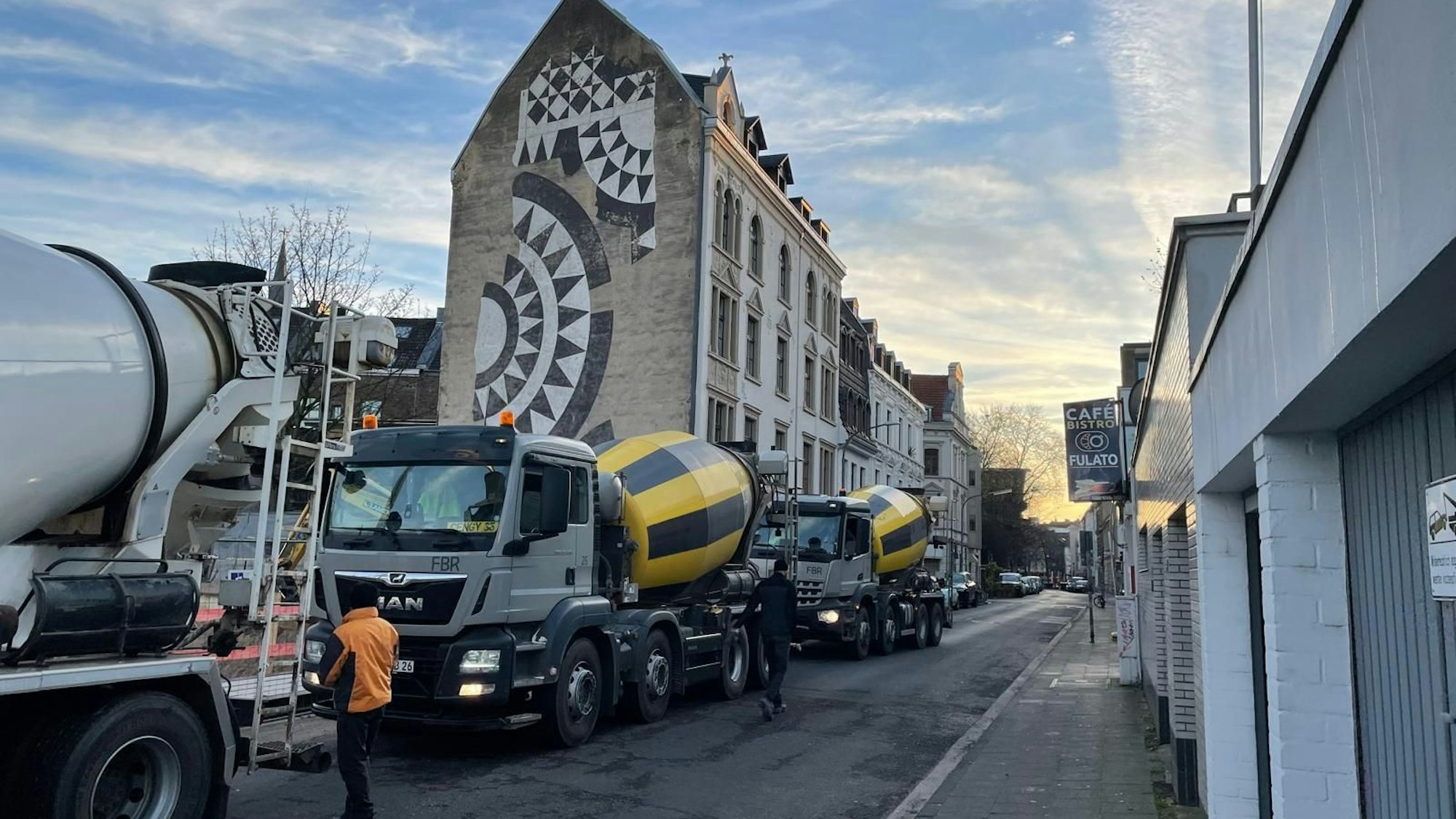 Betonmischer stehen vor einer Baustelle am Kartäuserwall in Köln.