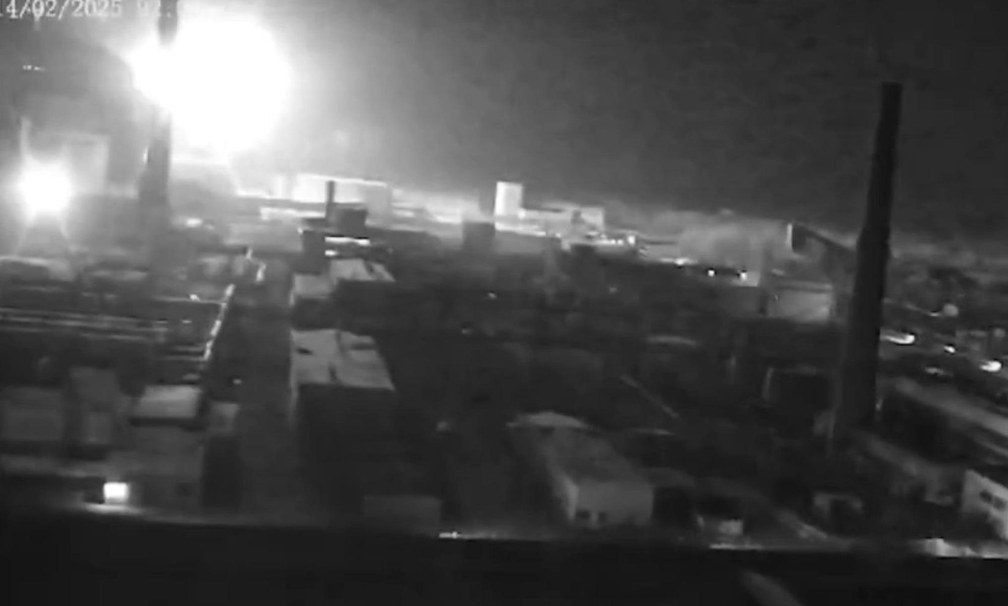 Ein Screenshot aus einem Video, das vom ukrainischen Präsidenten Wolodymyr Selenskyj veröffentlicht wurde, soll den Angriff auf die Schutzhülle in Tschernobyl zeigen.