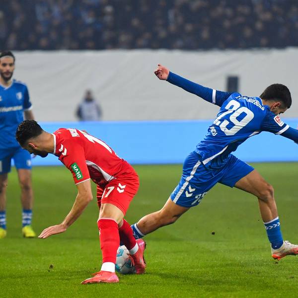 Leart Pacarada (l) vom 1. FC Köln und Livan Brucu von Magdeburg kämpfen um den Ball.
