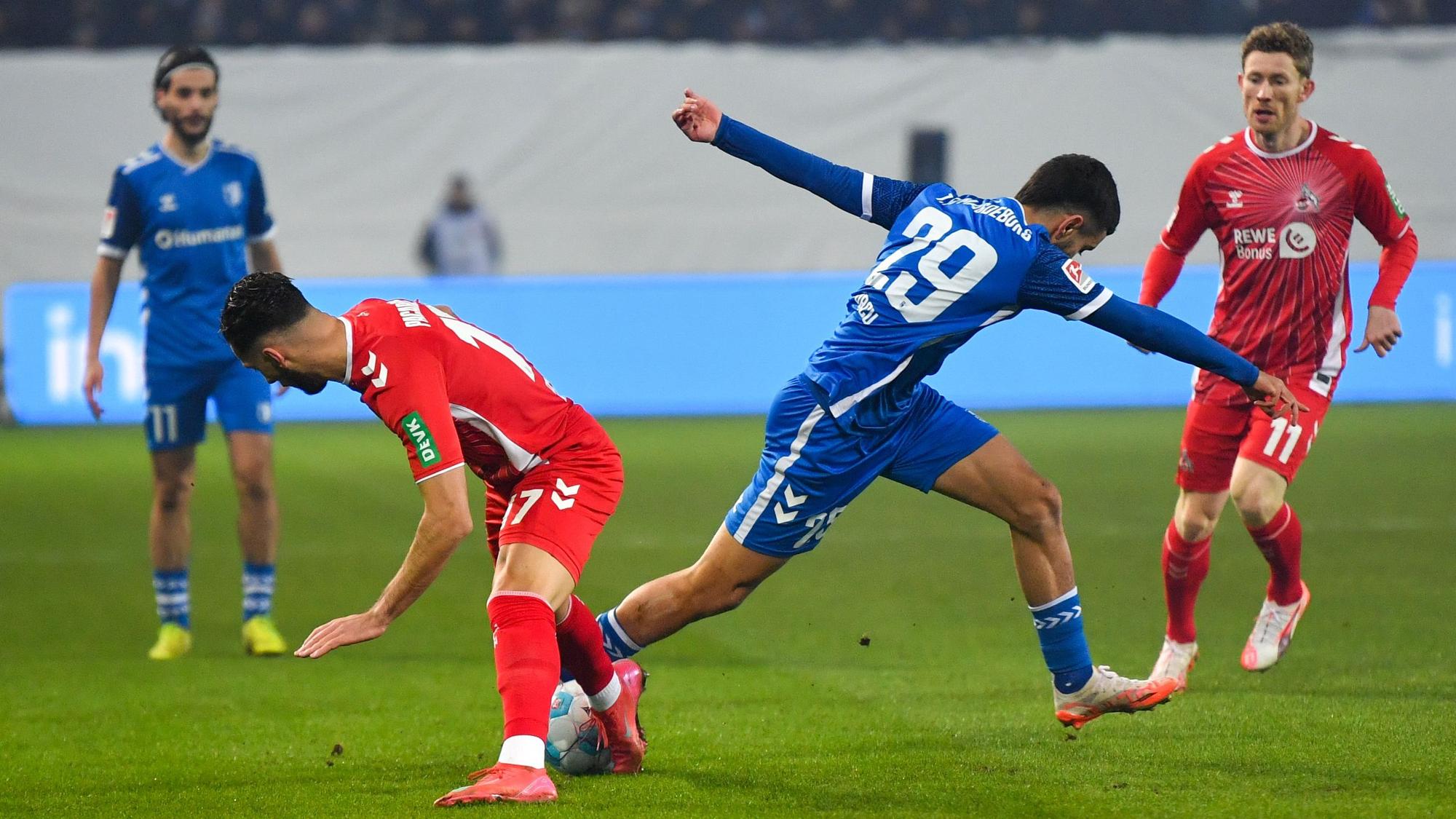 Leart Pacarada (l) vom 1. FC Köln und Livan Brucu von Magdeburg kämpfen um den Ball.