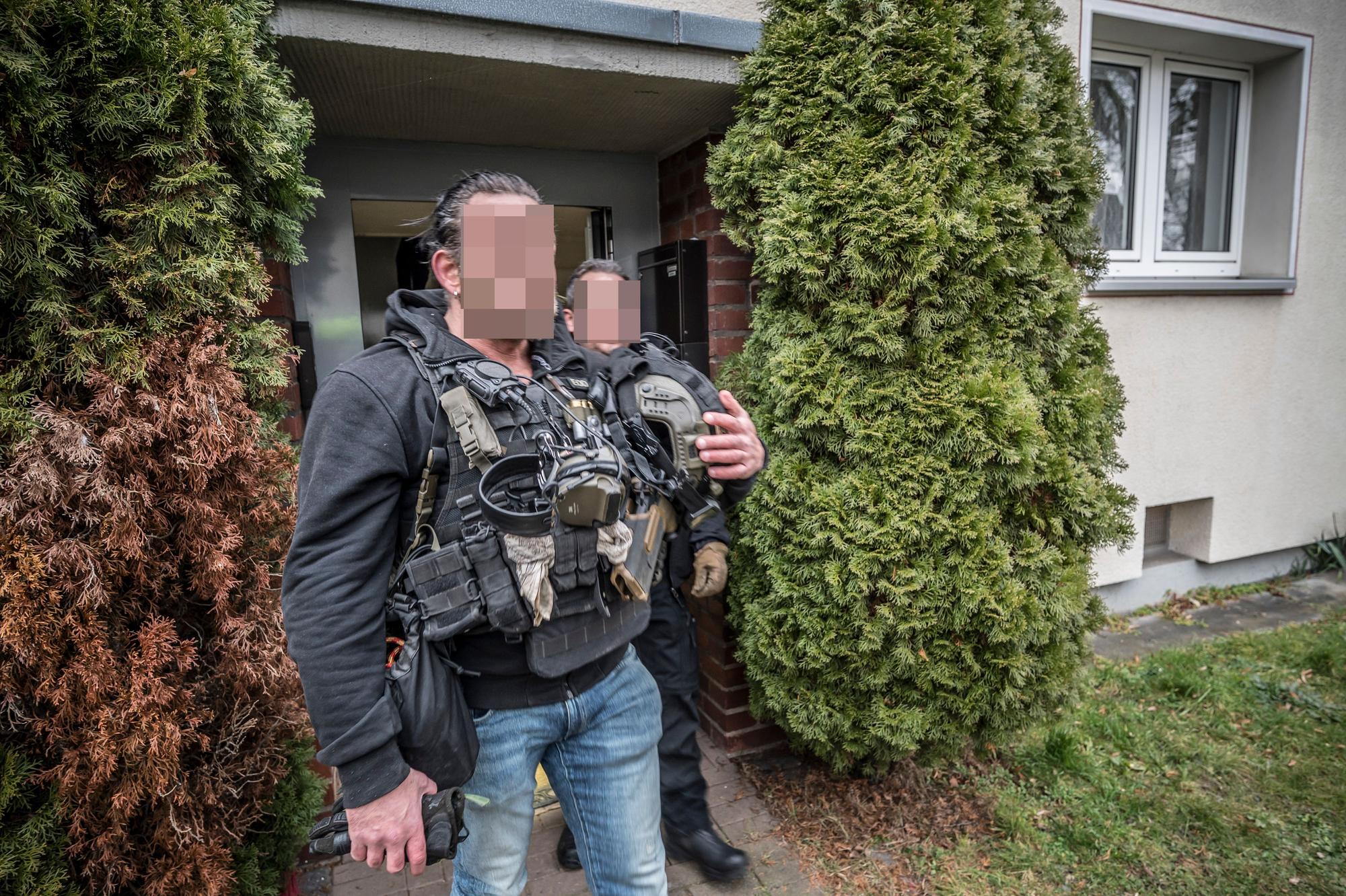 Zugriff wegen des verdachts einer Bombenbauerin, die an der rathenaustraße in einer Wohnung lebt. Foto: Ralf Krieger
