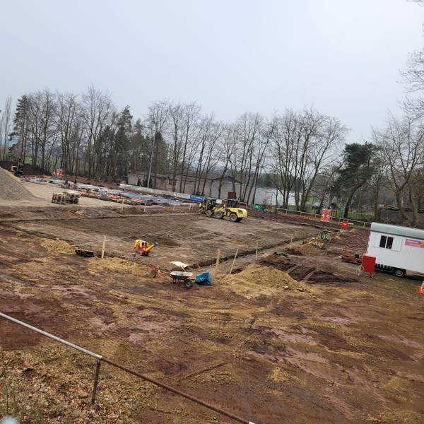Zu sehen ist eine riesige Baustelle.