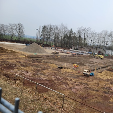 Zu sehen ist eine riesige Baustelle.