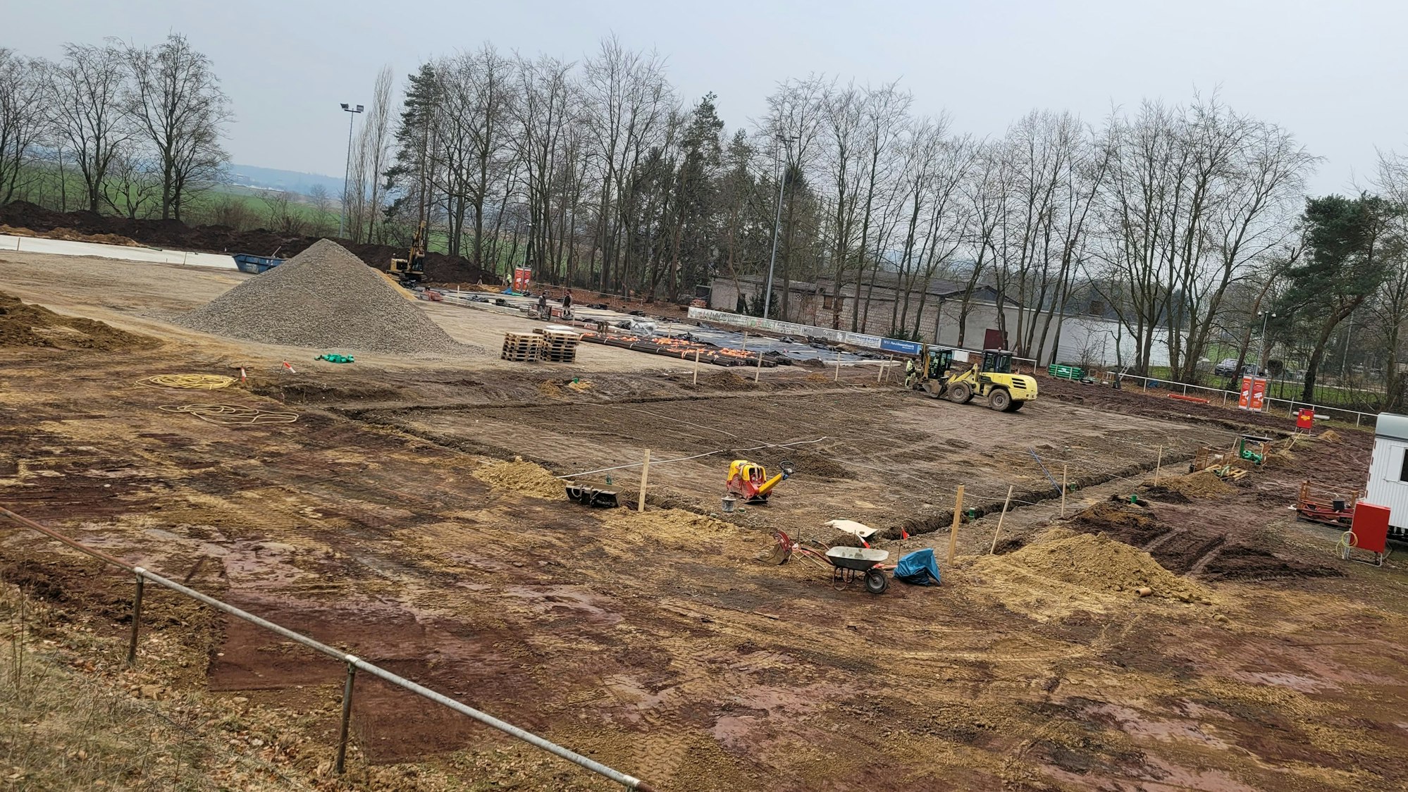 Zu sehen ist eine riesige Baustelle.