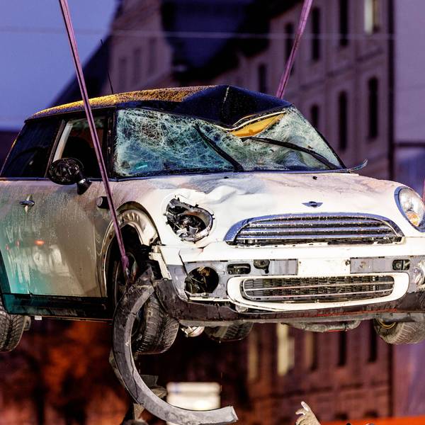 Ein zerstörtes Auto wird am Einsatzort auf einen Abschleppwagen gehoben.
