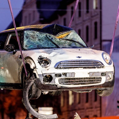 Ein zerstörtes Auto wird am Einsatzort auf einen Abschleppwagen gehoben.