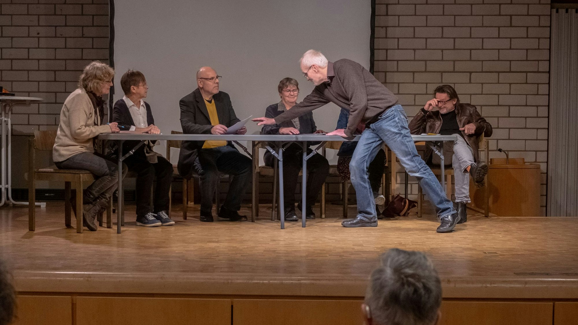 Bei der Probe: Eine Presbyteriumssitzung gehört natürlich mit zum witzigen Stoff, der heute Abend das erste Mal über die Bühne geht.