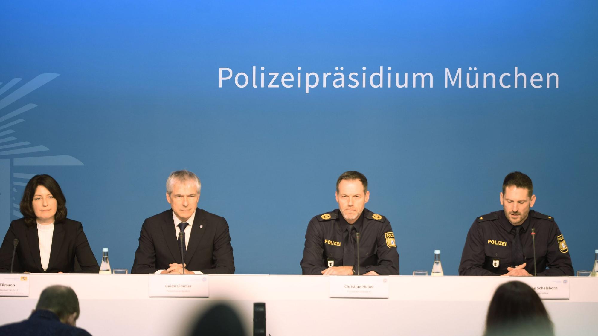 Gabriele Tilmann (v.l.), Leitende Oberstaatsanwältin der Bayerischen Zentralstelle zur Bekämpfung von Extremismus und Terrorismus ZET, Guido Limmer, Polizeivizepräsident, Christian Huber, Polizeivizepräsident PP München, und Thomas Schelshorn, Pressesprecher PP München, geben eine Pressekonferenz.