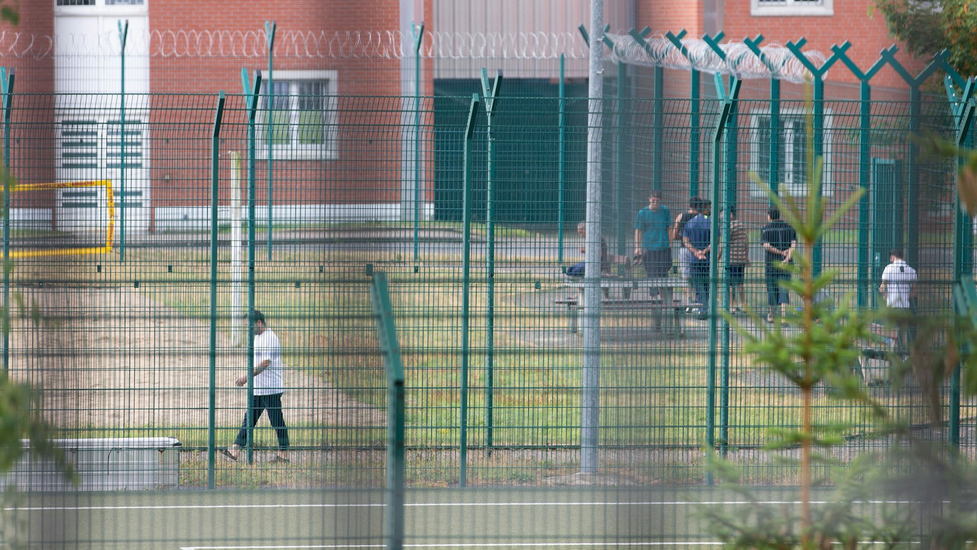 Insassen sind in der Unterbringungseinrichtung für Ausreisepflichtige (UfA) der Bezirksregierung Detmold zu sehen.