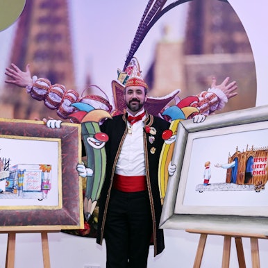 Marc Michelske mit Skizzen von Persiflagen