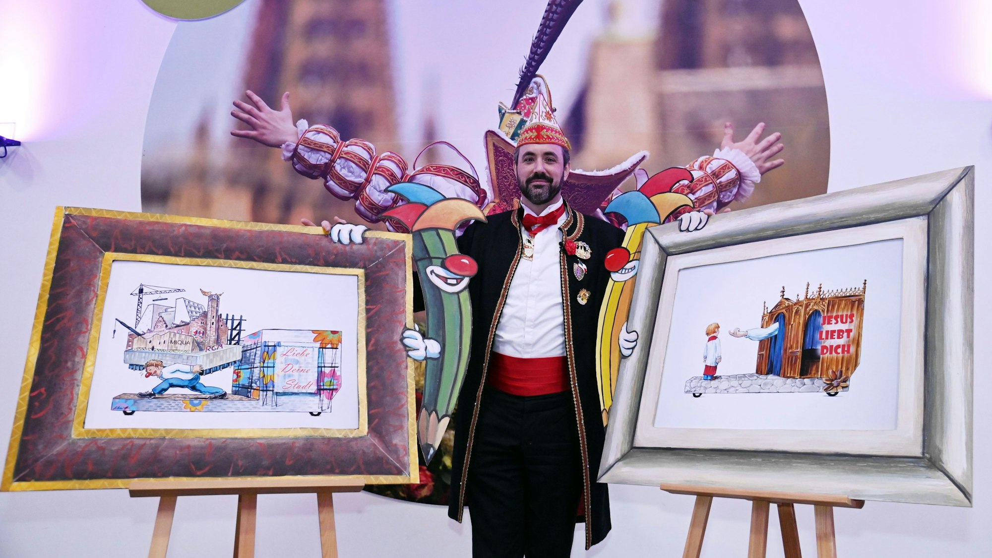 Marc Michelske mit Skizzen von Persiflagen