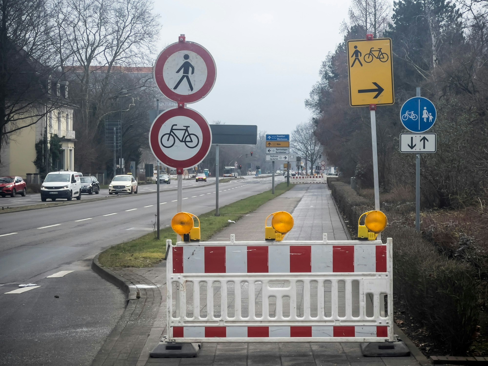 Auf beiden seiten der B8 wird der Radweg restauriert. Foto: Ralf Krieger