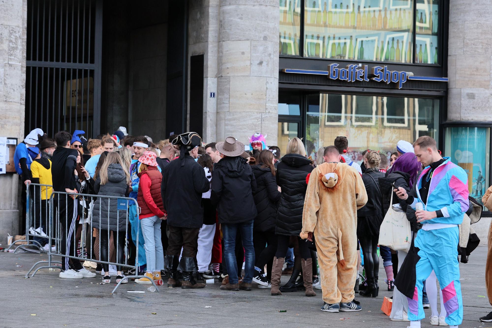 Sessionsauftakt Kölner Karneval, Dom/Hbf und Altstadt, Warteschlange Gaffel am Dom, 11.11.2022, Bild: Herbert Bucco