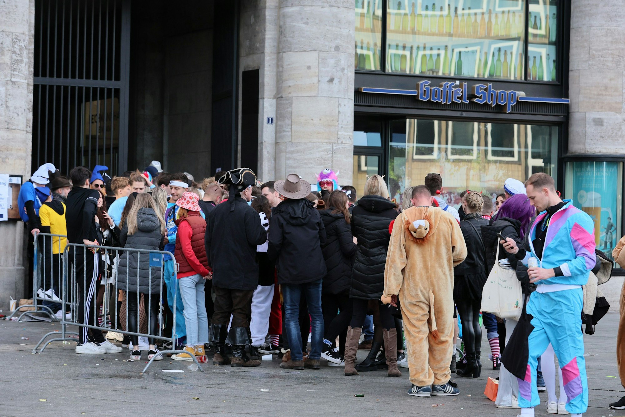 Sessionsauftakt Kölner Karneval, Dom/Hbf und Altstadt, Warteschlange Gaffel am Dom, 11.11.2022, Bild: Herbert Bucco