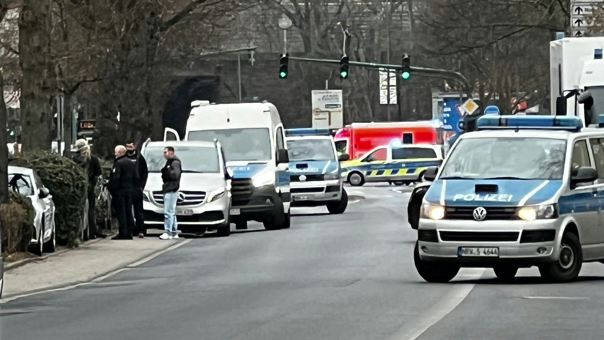 Während der Durchsuchung in dem Wiesdorfer Haus wurde die Rathenaustraße gesperrt und war voller Polizeiwagen.