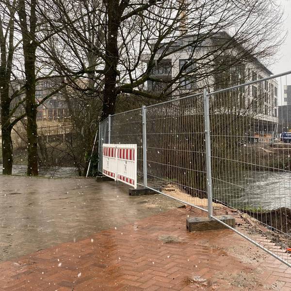 Eine Baustellenabsperrung am Wupperufer in Leichlingen