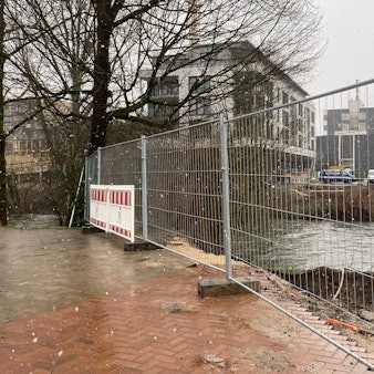 Eine Baustellenabsperrung am Wupperufer in Leichlingen