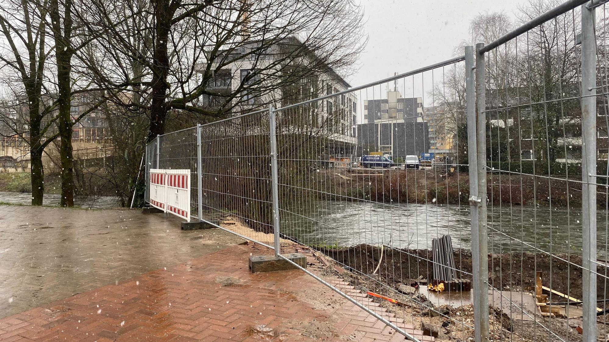 Eine Baustellenabsperrung am Wupperufer in Leichlingen
