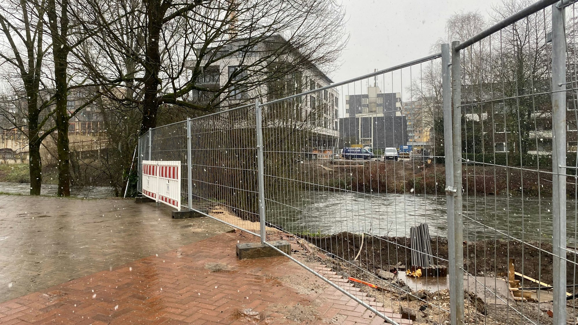 Eine Baustellenabsperrung am Wupperufer in Leichlingen