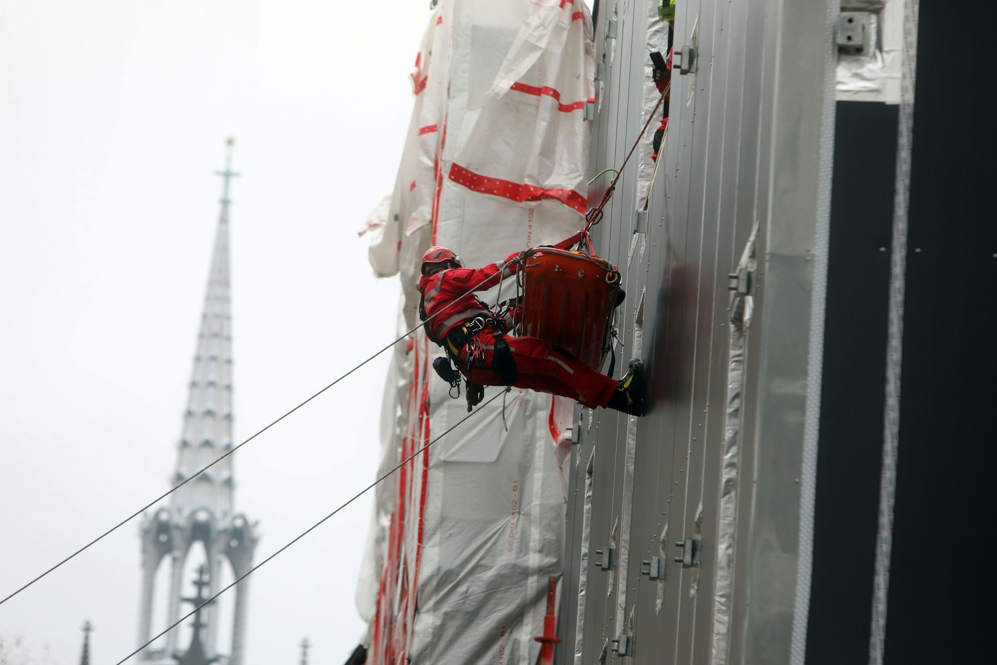 Die Feuerwehrleute zeigen, wie die Rettung eines Unfallopfers aus dem Obergeschoss des Gebäudes aussehen würde.