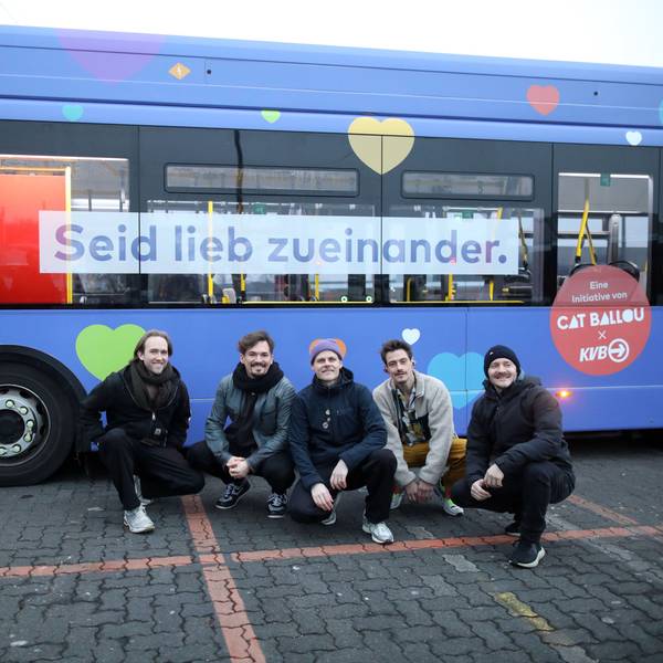 Die Band stellt einen Bus vor, der im Rahmen der gemeinsamen Initiative „Seid lieb zueinander“ gestaltet wurde.