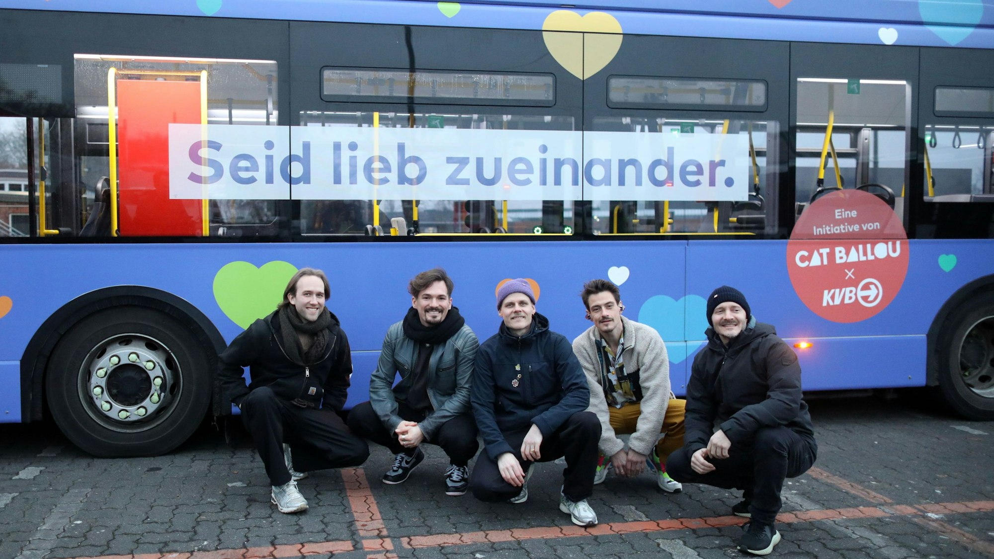Die Band stellt einen Bus vor, der im Rahmen der gemeinsamen Initiative „Seid lieb zueinander“ gestaltet wurde.
