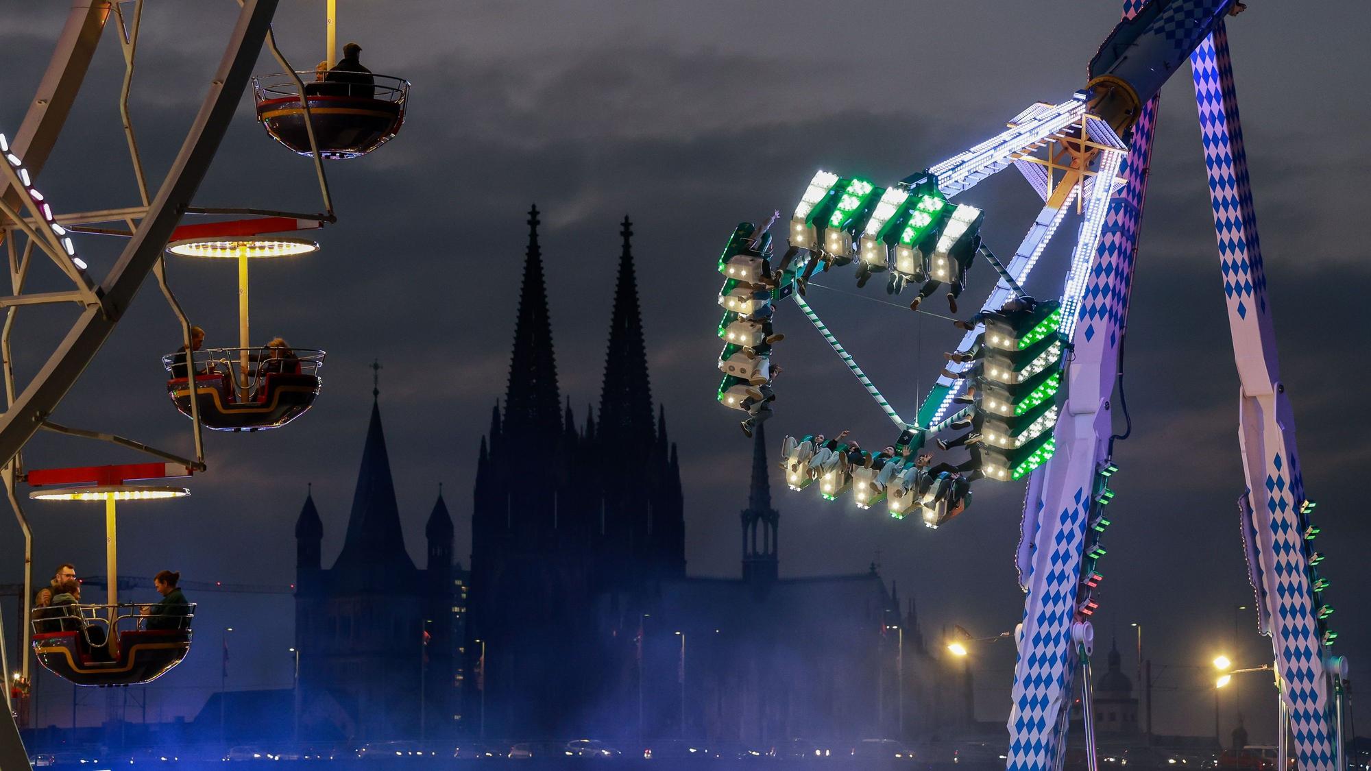 Die Herbstkirmes am Deutzer Rheinufer 2024.