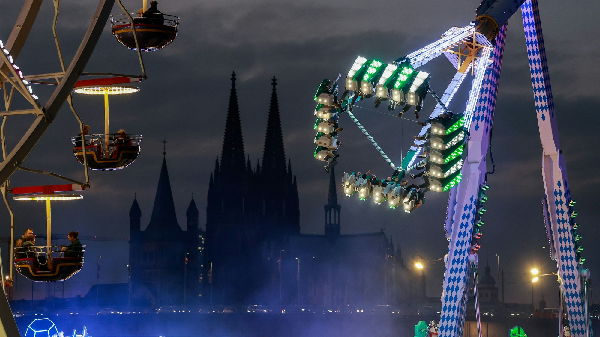 Die Kirmes auf der Deutzer Werft zieht zu Ostern und im Herbst je an die 100.000 Besucher an (Archivbild).