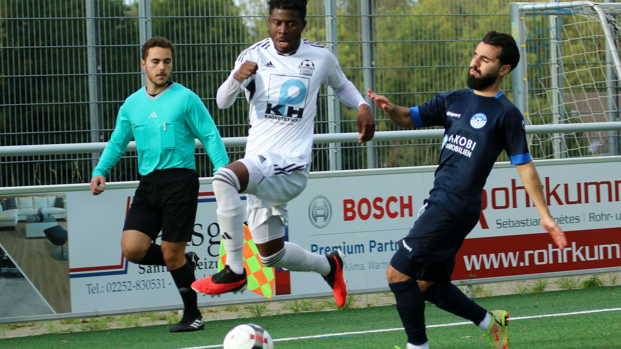 Thomas Delcio Mateus hüpft am Gegenspieler vorbei, der enttäuscht schaut.