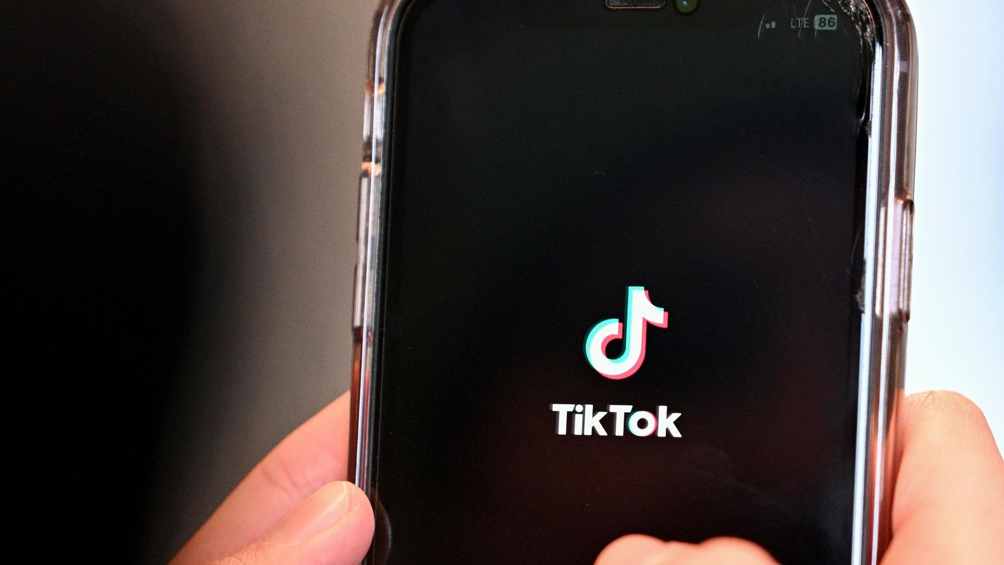 Auf einem Smartphone wird die chinesische Social-Media-App Tiktok geöffnet. (Symbolbild)