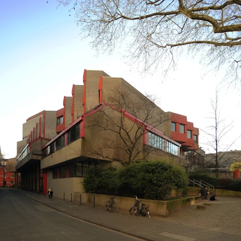 Hauptgebäude der Hochschule für Musik und Tanz Köln, Unter Krahnenbäumen 87