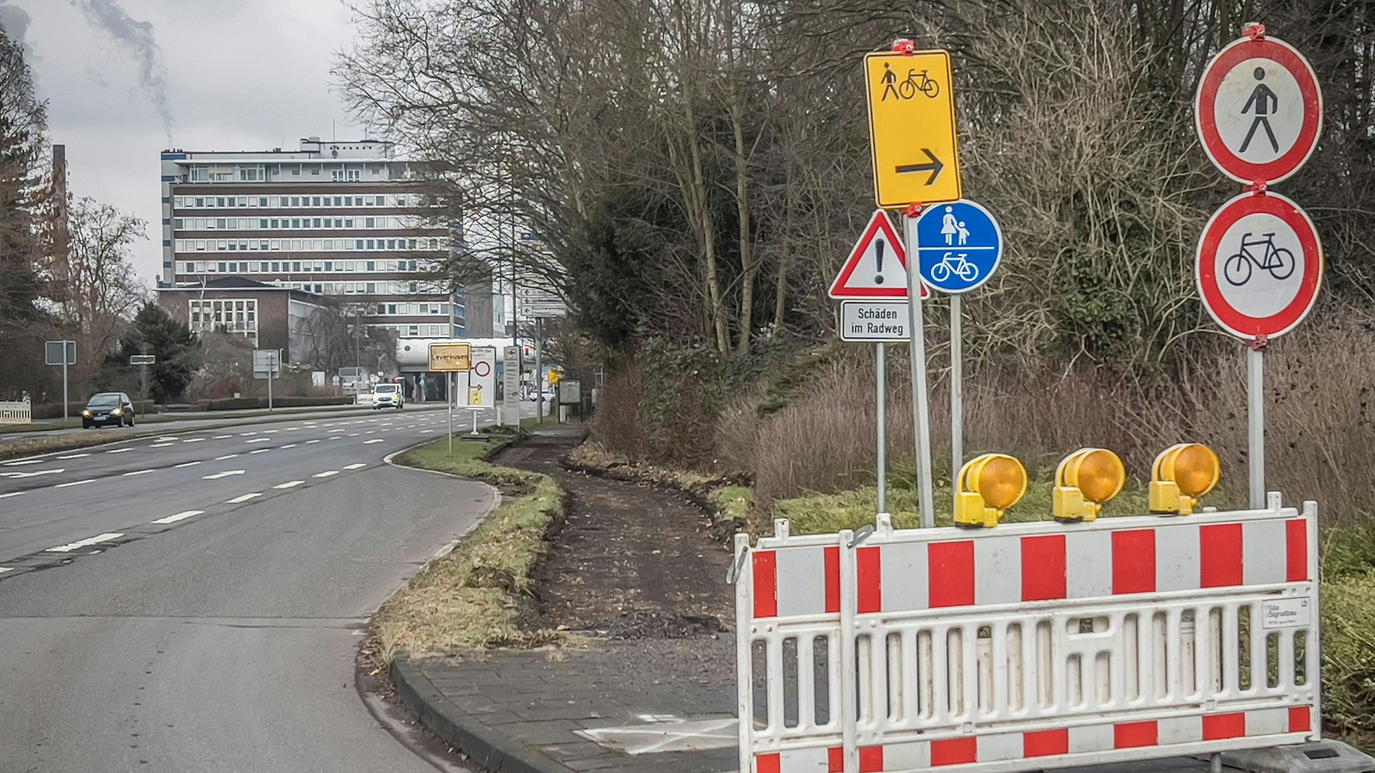 Auf beiden seiten der B8 wird der Radweg restauriert. Foto: Ralf Krieger