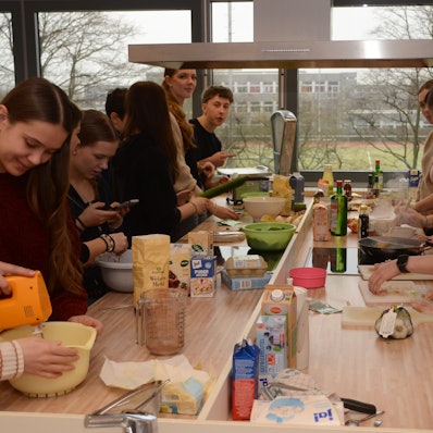 Das Sieglarer Heinrich-Böll-Gymnasium hatte für fünf Tage Jugendliche aus einer finnisch-russischen Schule in Helsinki zu Gast. Gemeinsam widmeten sich die Schülerinnen und Schüler in dem Erasmus-Projekt dem Thema Nachhaltige Lebensmittel und Ernährung.