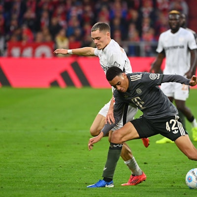 Florian WIRTZ Bayer Leverkusen, Aktion,Zweikampf gegen Jamal MUSIALA Bayern Muenchen, Fussball 1. Bundesliga Saison 2024/2025, 5.Spieltag, Spieltag05 FC Bayern Muenchen - Bayer 04 Leverkusen 1-1 am 28.09.2024, A L L I A N Z A R E N A. *** Florian WIRTZ Bayer Leverkusen , Action,duel against Jamal MUSIALA Bayern Muenchen , Soccer 1 Bundesliga Season 2024 2025, 5 Matchday, Matchday05 FC Bayern Muenchen Bayer 04 Leverkusen 1 1 on 28 09 2024, A L L I A N Z A R E N A