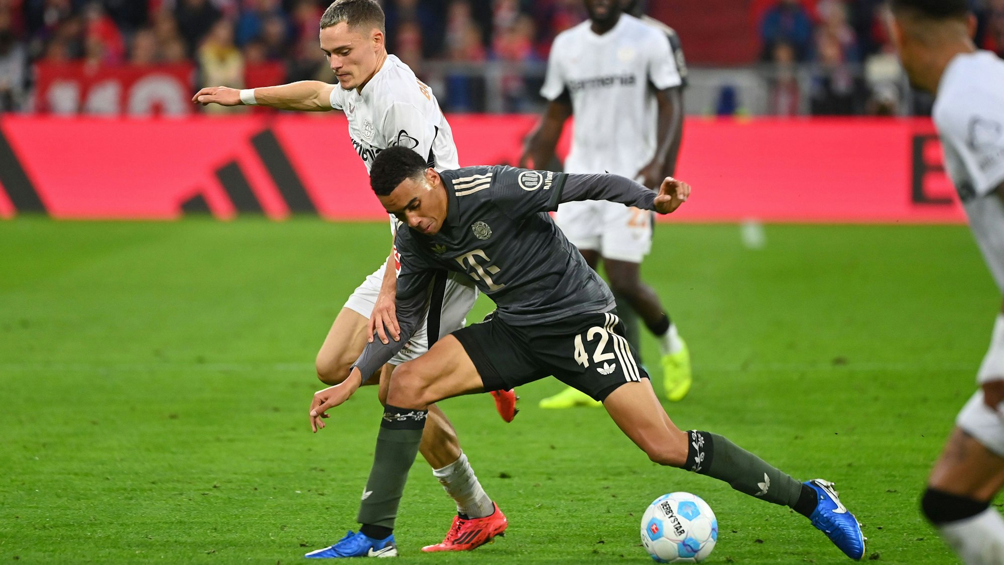 Florian WIRTZ Bayer Leverkusen, Aktion,Zweikampf gegen Jamal MUSIALA Bayern Muenchen, Fussball 1. Bundesliga Saison 2024/2025, 5.Spieltag, Spieltag05 FC Bayern Muenchen - Bayer 04 Leverkusen 1-1 am 28.09.2024, A L L I A N Z A R E N A. *** Florian WIRTZ Bayer Leverkusen , Action,duel against Jamal MUSIALA Bayern Muenchen , Soccer 1 Bundesliga Season 2024 2025, 5 Matchday, Matchday05 FC Bayern Muenchen Bayer 04 Leverkusen 1 1 on 28 09 2024, A L L I A N Z A R E N A