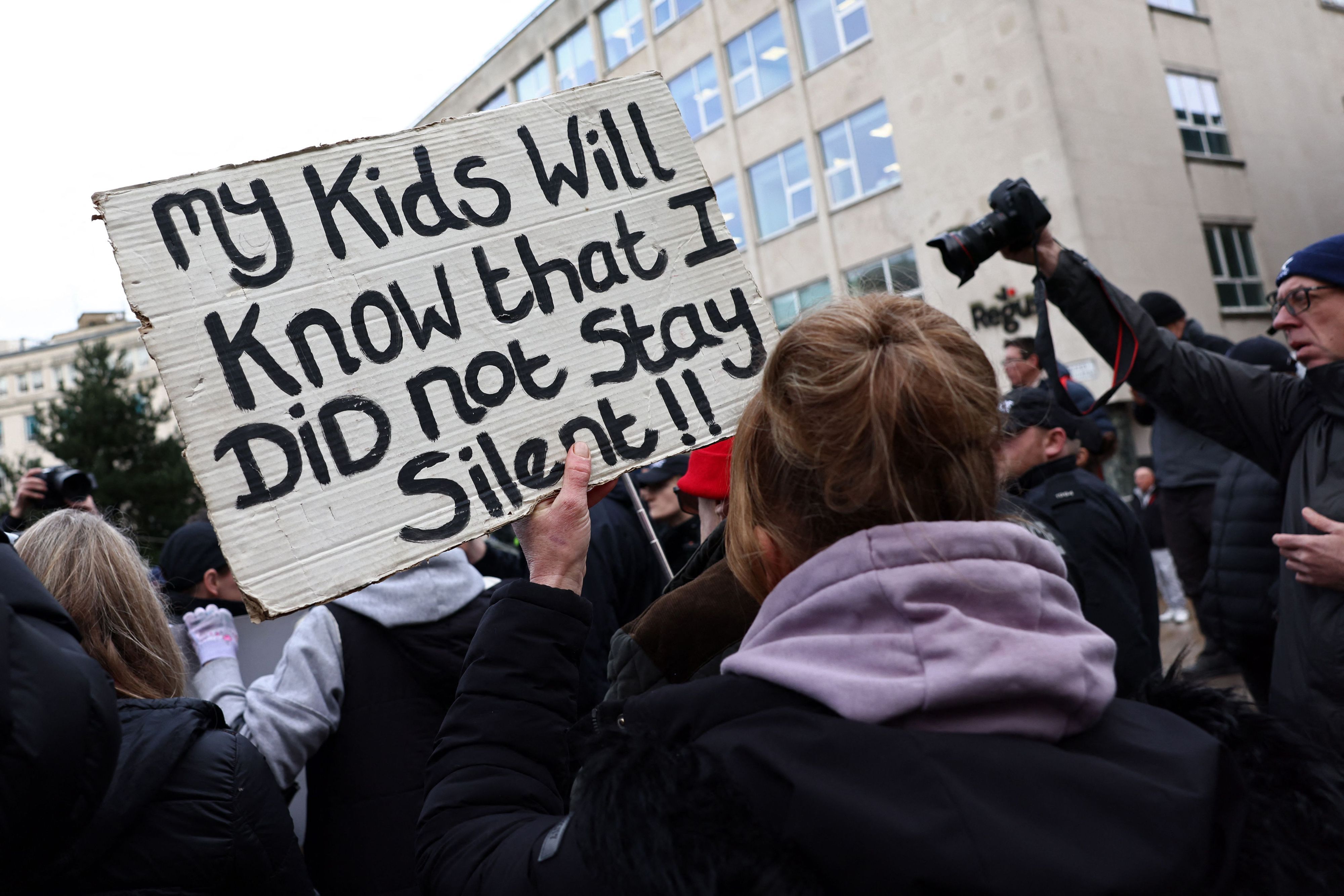 „Meine Kinder werden wissen, dass ich nicht geschwiegen habe!“, steht auf einem Plakat einer Demonstrantin, die vor dem Gerichtssaal in Liverpool vor der Urteilsverkündung von Axel Rudakubana demonstrierten. (Archivbild)