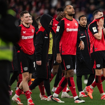15.02.2025, Nordrhein-Westfalen, Leverkusen: Fußball: Bundesliga, Bayer Leverkusen - Bayern München, 22. Spieltag, BayArena. Leverkusens Florian Wirtz (l-r), Jonathan Tah und Granit Xhaka reagieren nach der Partie. Foto: Marius Becker/dpa - WICHTIGER HINWEIS: Gemäß den Vorgaben der DFL Deutsche Fußball Liga bzw. des DFB Deutscher Fußball-Bund ist es untersagt, in dem Stadion und/oder vom Spiel angefertigte Fotoaufnahmen in Form von Sequenzbildern und/oder videoähnlichen Fotostrecken zu verwerten bzw. verwerten zu lassen. +++ dpa-Bildfunk +++