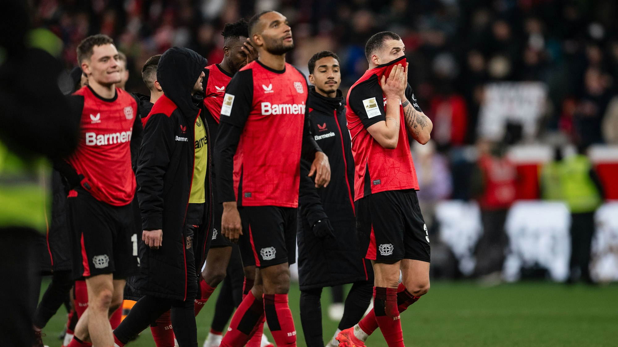 15.02.2025, Nordrhein-Westfalen, Leverkusen: Fußball: Bundesliga, Bayer Leverkusen - Bayern München, 22. Spieltag, BayArena. Leverkusens Florian Wirtz (l-r), Jonathan Tah und Granit Xhaka reagieren nach der Partie. Foto: Marius Becker/dpa - WICHTIGER HINWEIS: Gemäß den Vorgaben der DFL Deutsche Fußball Liga bzw. des DFB Deutscher Fußball-Bund ist es untersagt, in dem Stadion und/oder vom Spiel angefertigte Fotoaufnahmen in Form von Sequenzbildern und/oder videoähnlichen Fotostrecken zu verwerten bzw. verwerten zu lassen. +++ dpa-Bildfunk +++
