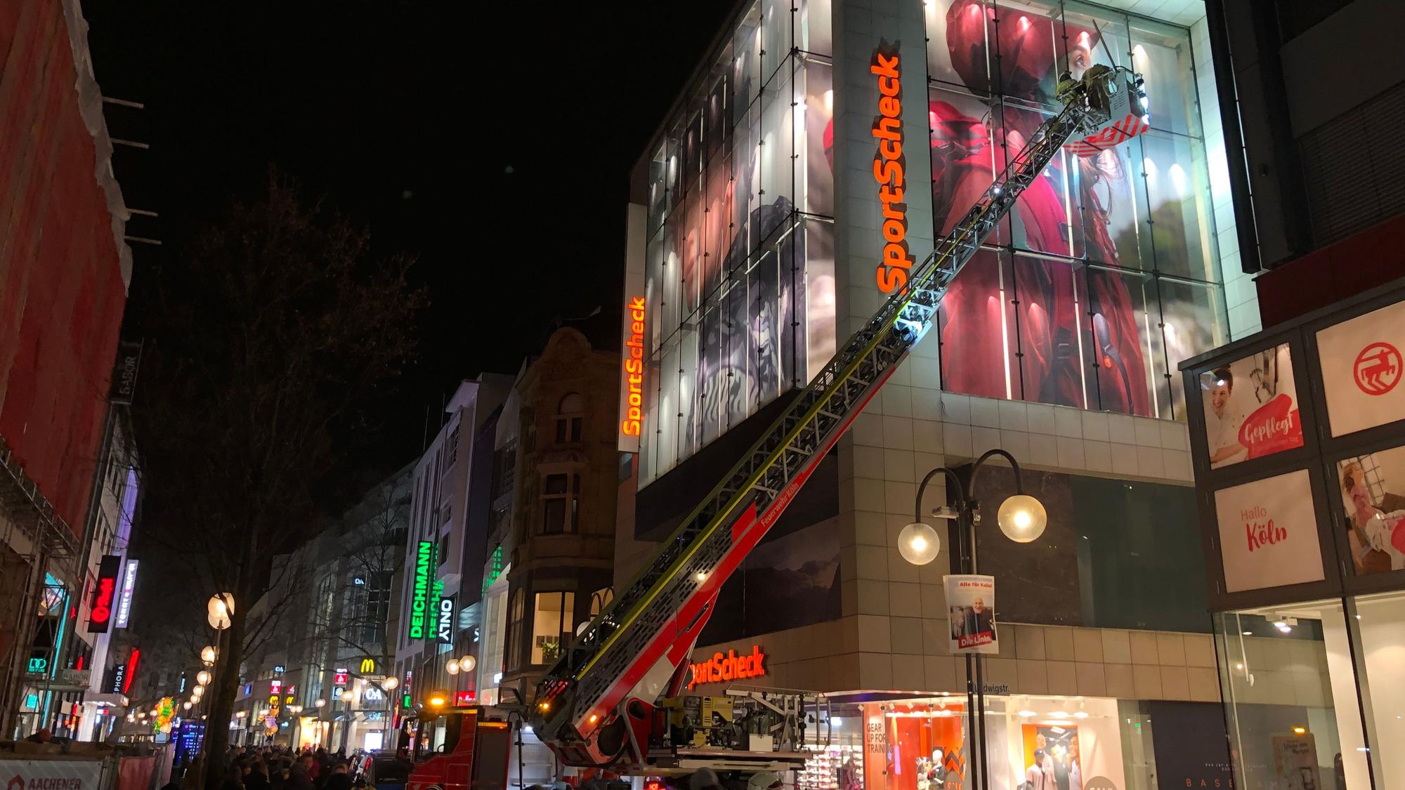 Bei Sportscheck auf der Schildergasse ist am Freitagabend (14. Februar 2025) eine Scheibe an der Fassade gerissen. Die Feuerwehr war im Einsatz.