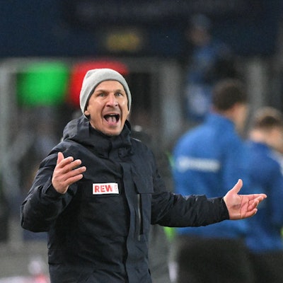 FC-Trainer Gerhard Struber während der Partie in Magdeburg an der Seitenlinie.
