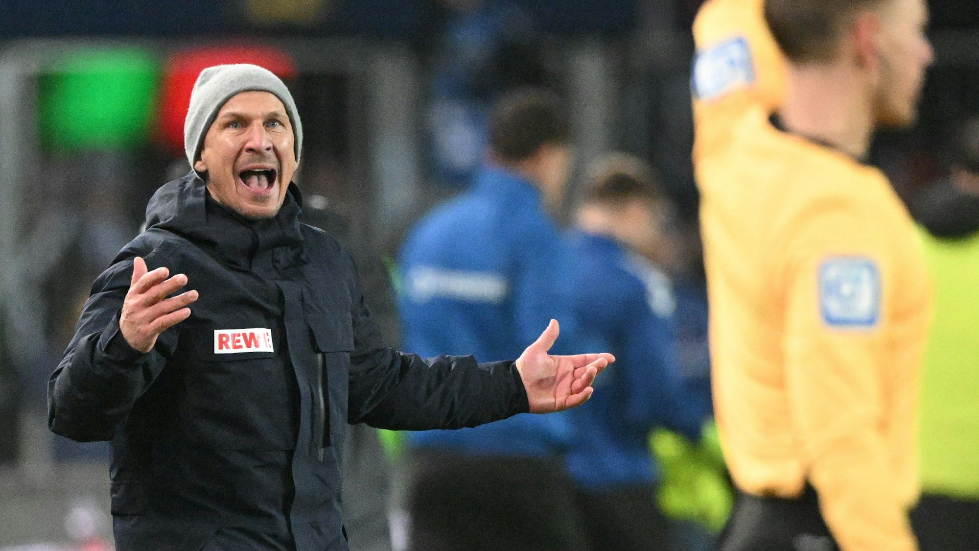FC-Trainer Gerhard Struber während der Partie in Magdeburg an der Seitenlinie.