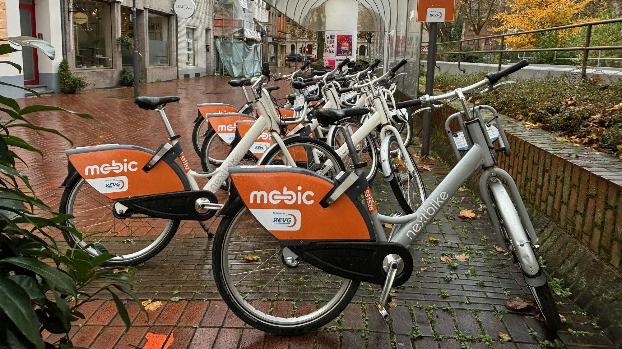 Auf dem Bild sind Leihräder zu sehen.