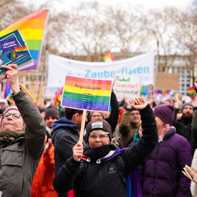 Tausende Kölnerinnen und Kölner versammeln sich auf dem Neumarkt, um für Vielfalt und gegen Hass zu demonstrieren.