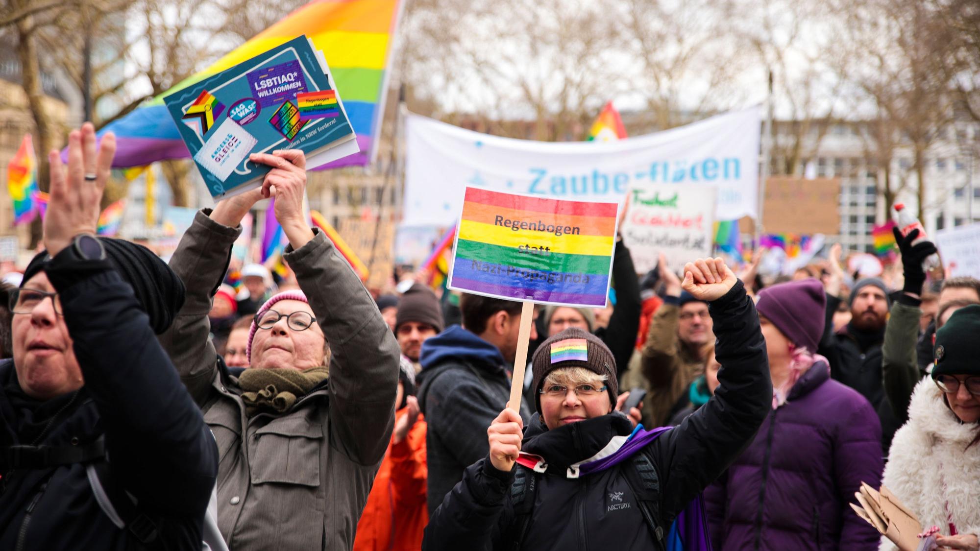 Tausende Kölnerinnen und Kölner versammeln sich auf dem Neumarkt, um für Vielfalt und gegen Hass zu demonstrieren.