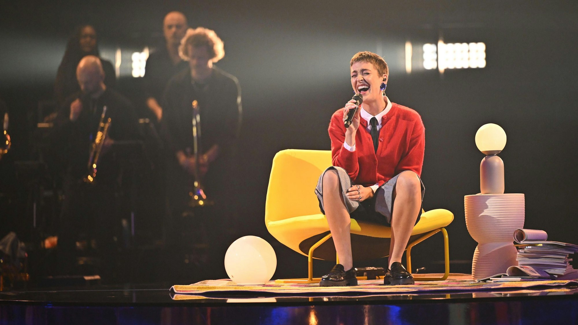 Die Sängerin Karolin Gärtner, Künstlername Cage, überzeugte bei „Chefsache ESC 2025“ in Hürth: Die Gummersbacherin ist eine Runde weiter und nimmt Kurs auf den „Eurovision Song Contest“.